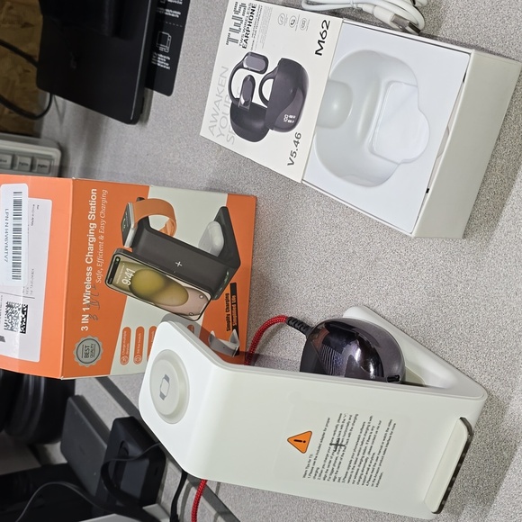(C1) Wireless earbuds,/ charging station